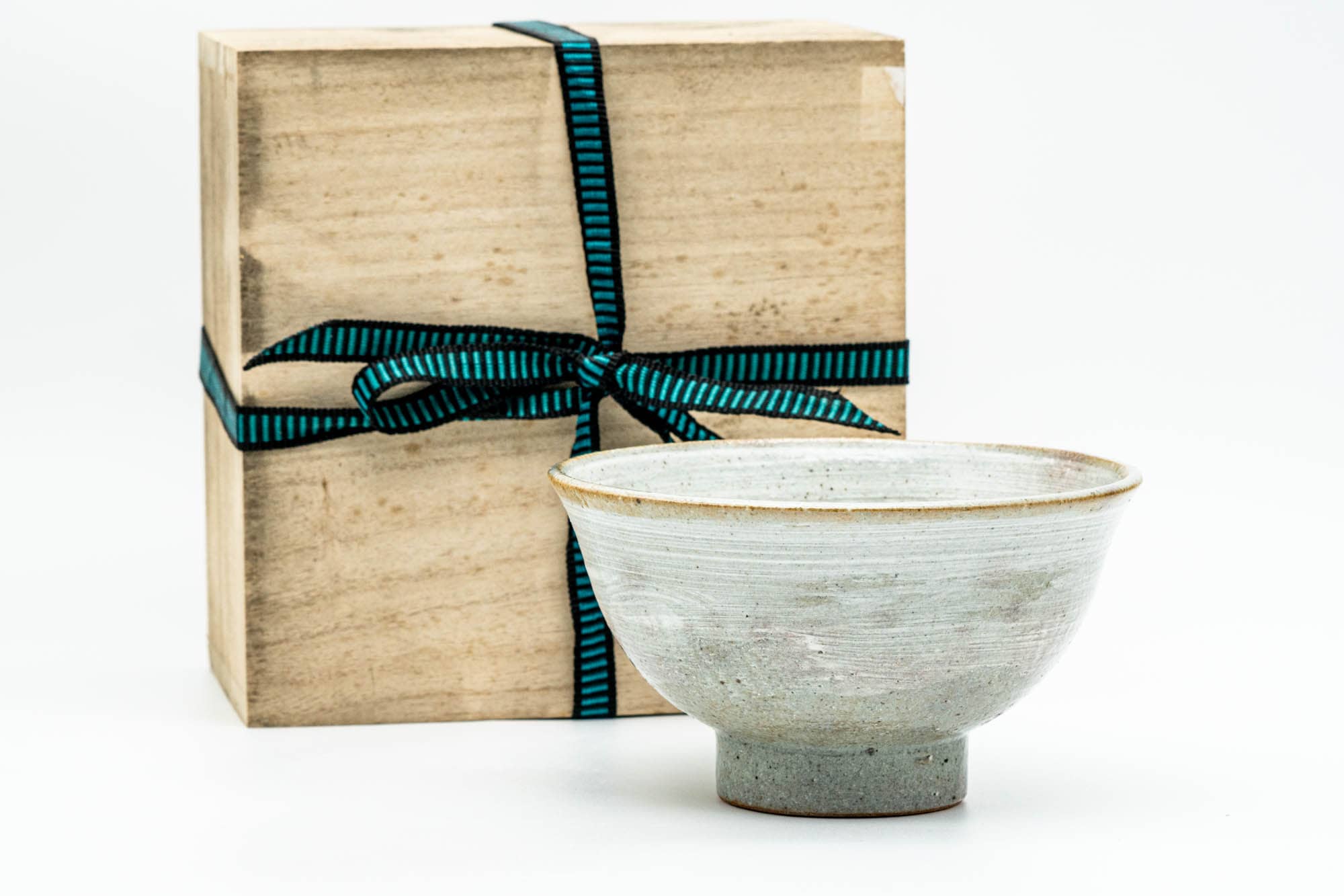 Japanese Matcha Bowl - Grey White Hakeme Textured Komogai-nari Chawan with Wooden Tomobako Box - 350ml