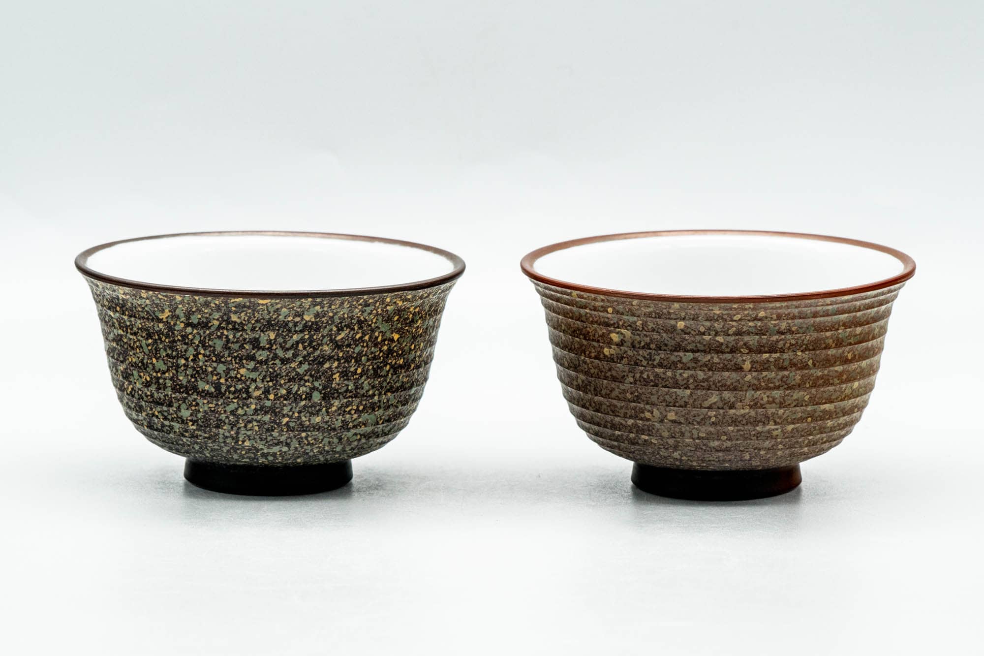 Japanese Teacups - 玉光 Gyokko Kiln - Pair of Floral White Inner-Glazed Tokoname-yaki Yunomi - 100ml