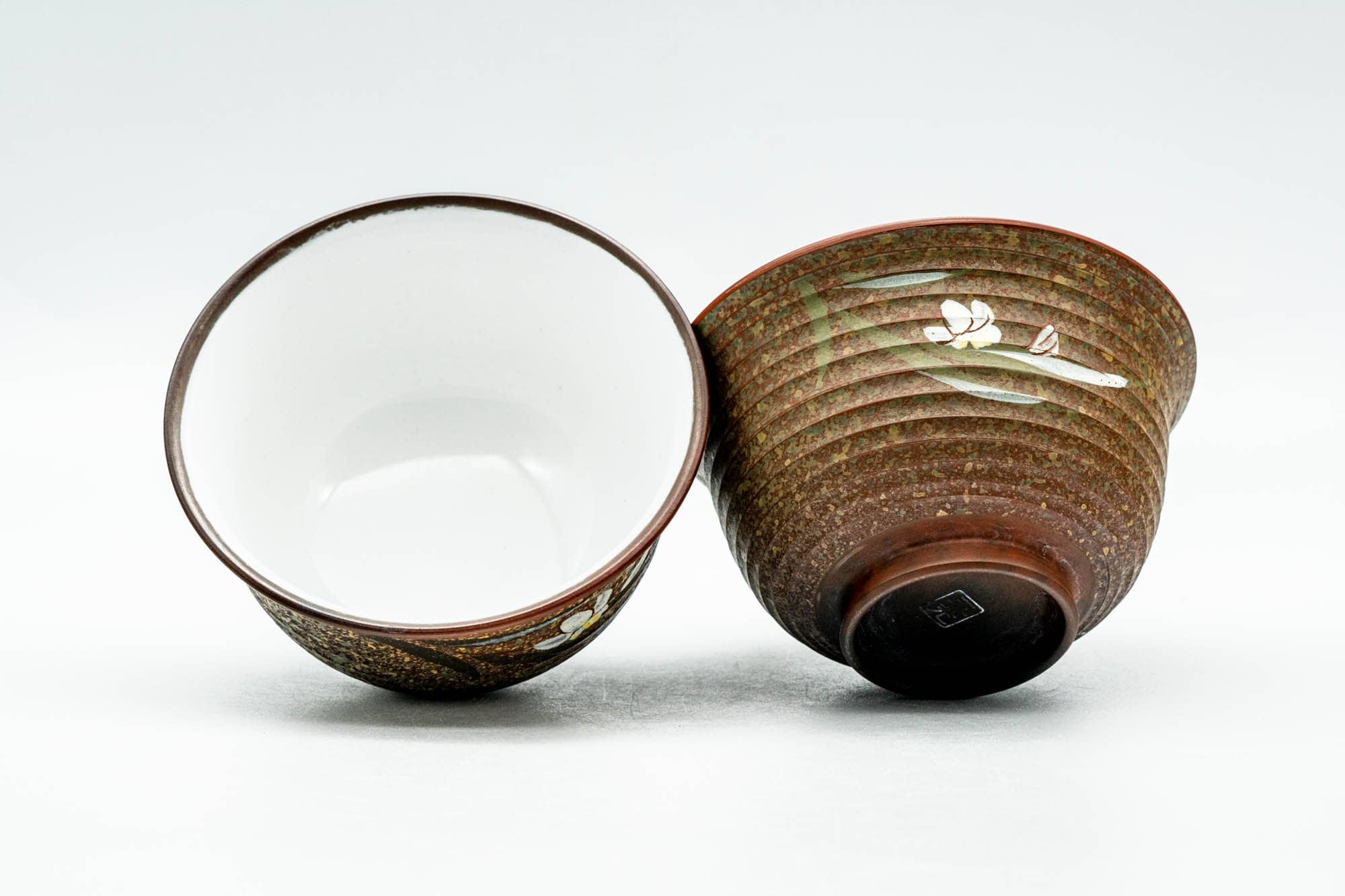 Japanese Teacups - 玉光 Gyokko Kiln - Pair of Floral White Inner-Glazed Tokoname-yaki Yunomi - 100ml