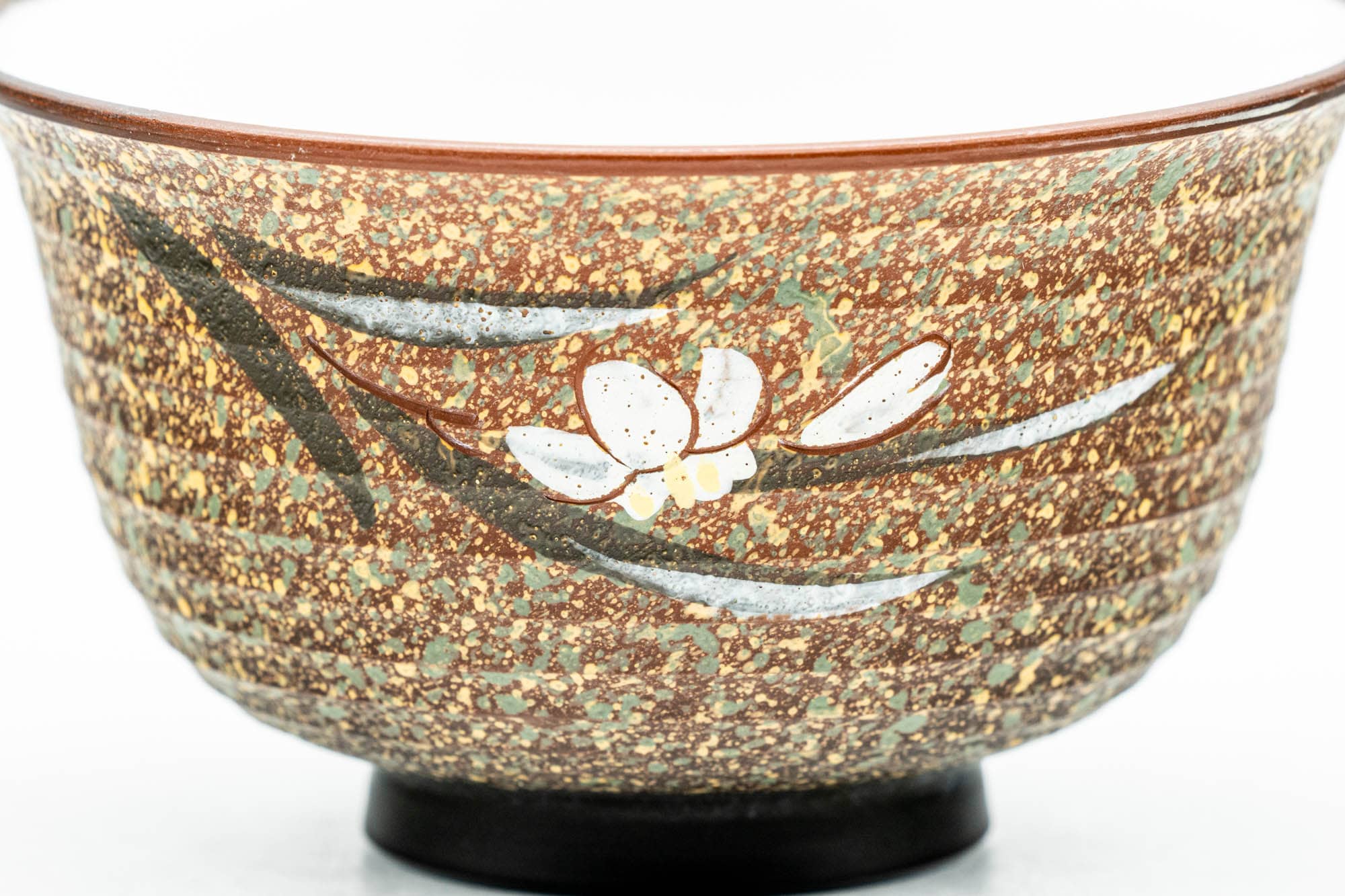 Japanese Teacups - 玉光 Gyokko Kiln - Pair of Floral White Inner-Glazed Tokoname-yaki Yunomi - 100ml