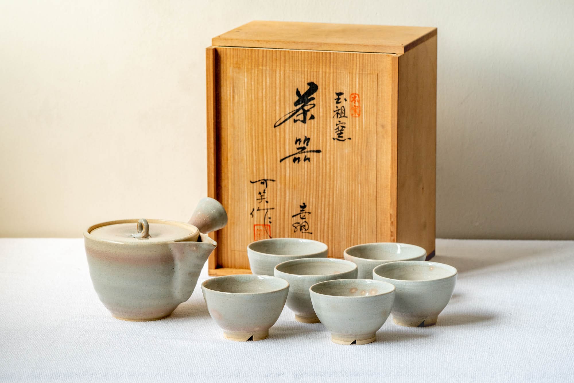 Japanese Tea Set - 玉祖窯 Tamaso Kiln - Beige Gohonte Hagi-yaki Kyusu Teapot with 6 Yunomi Teacups in Wooden Box