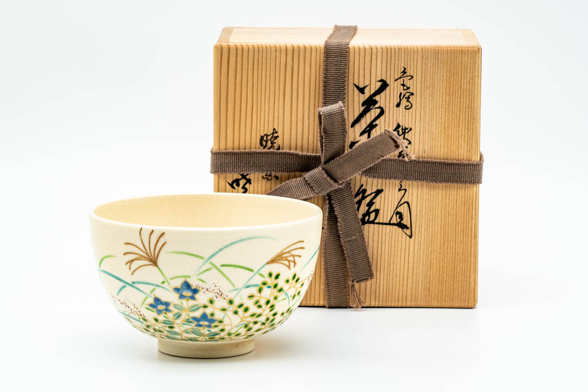 Japanese Matcha Bowl - 暁窯 Akatsuki Kiln - Beige Floral Kyo-yaki Chawan in Wooden Box - 300ml
