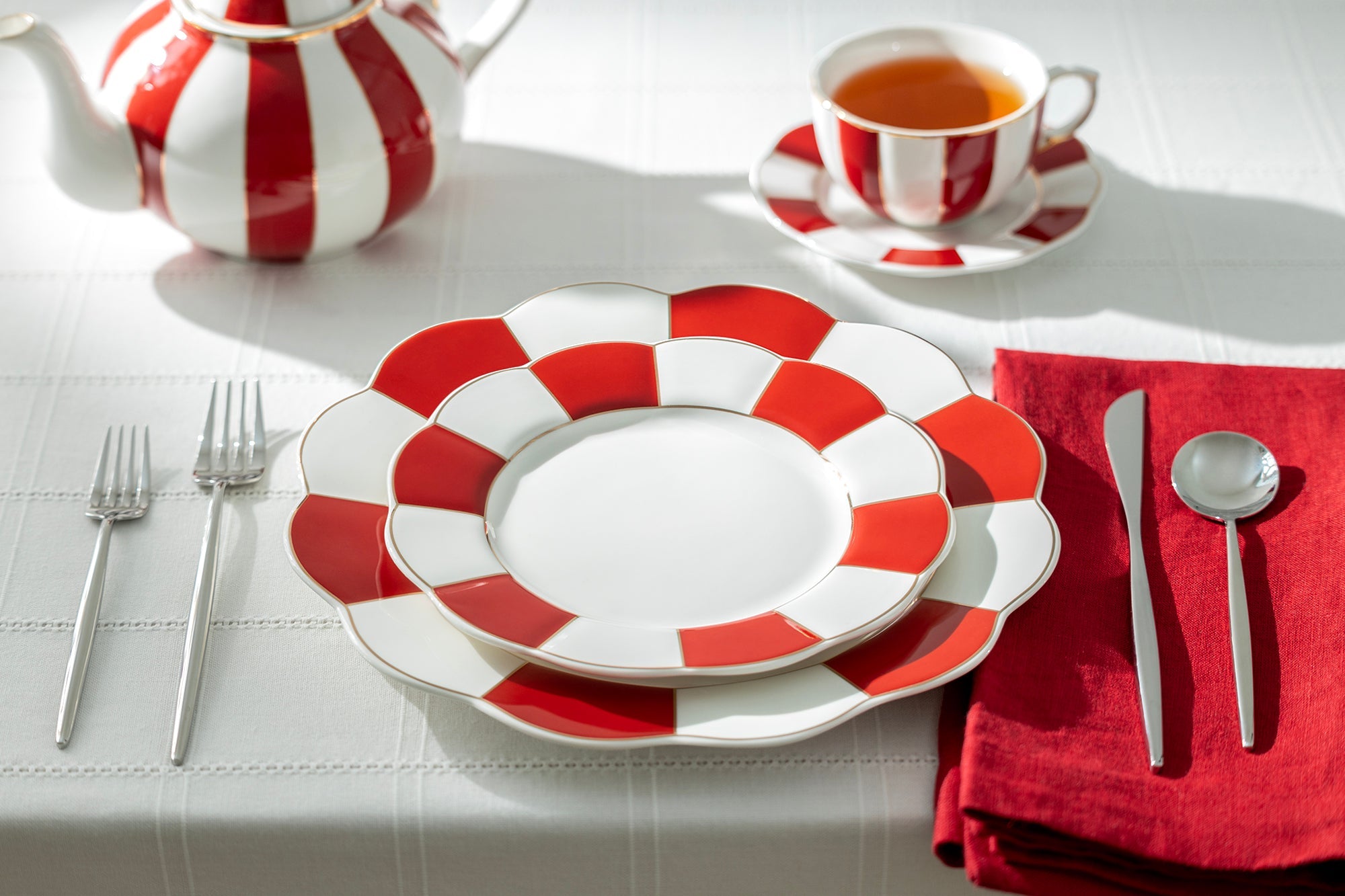 Red and White Scallop Fine Porcelain Dessert/Dinner Plate