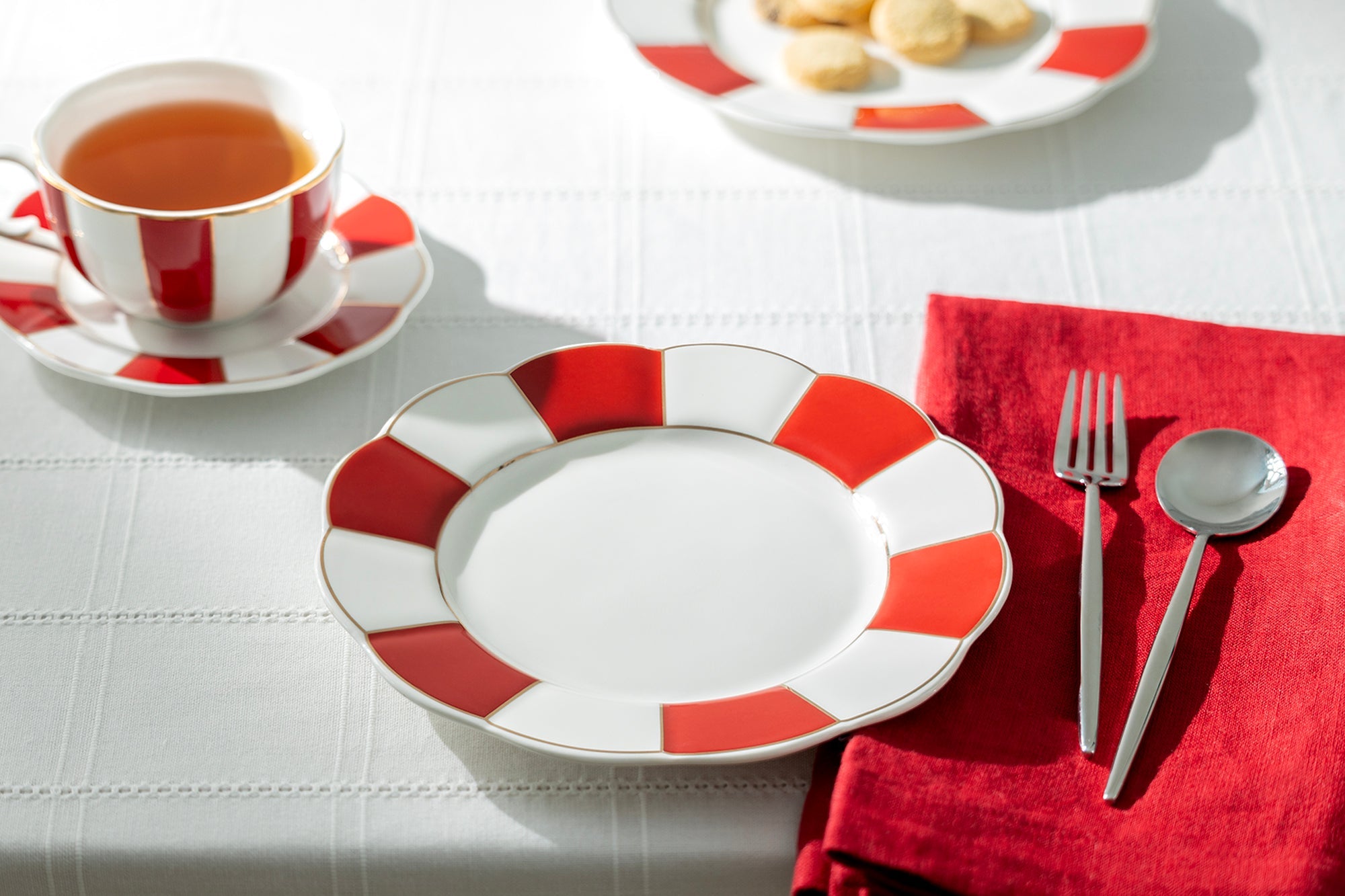 Red and White Scallop Fine Porcelain Dessert/Dinner Plate