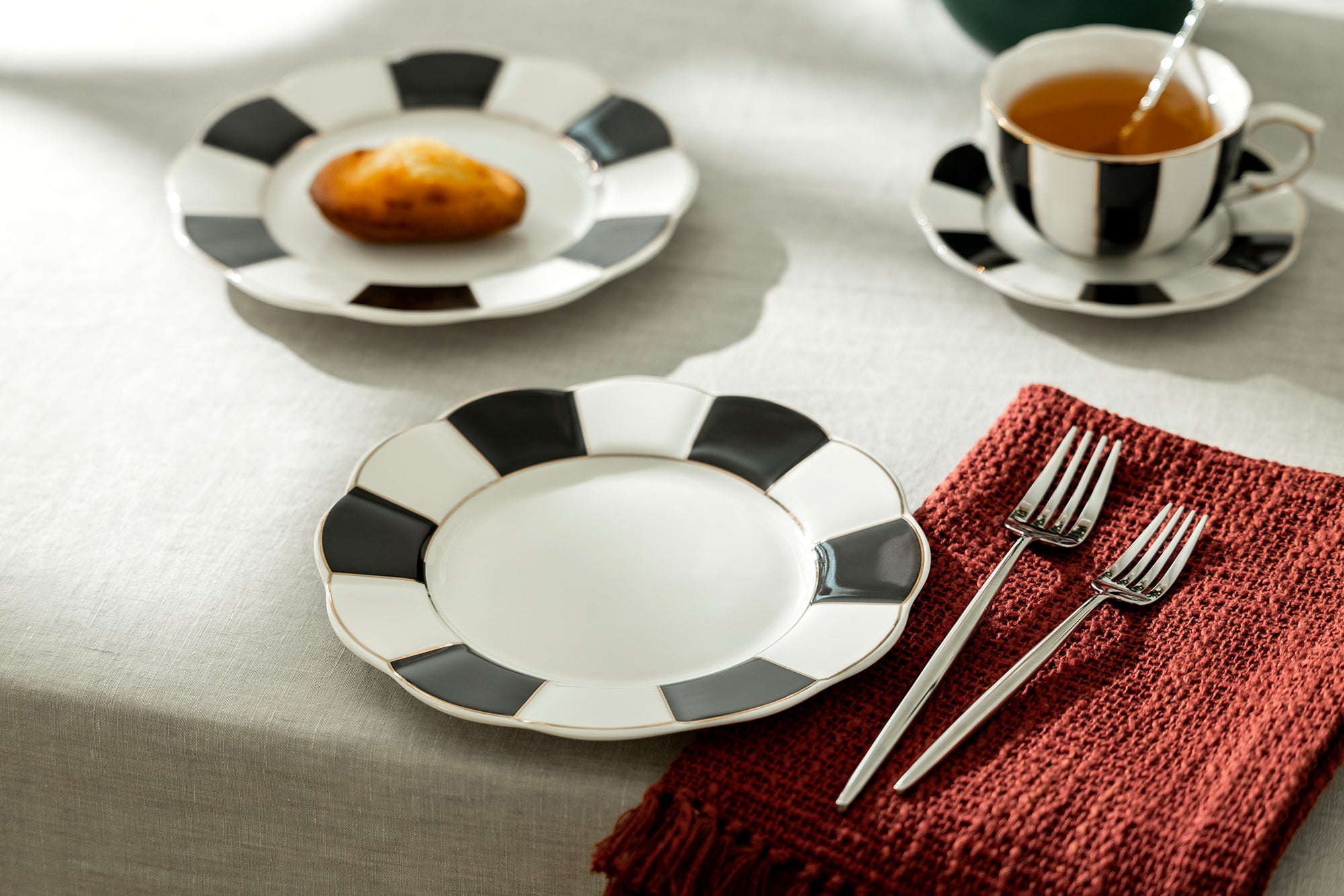 Black and White Scallop Fine Porcelain Dessert/Dinner Plate