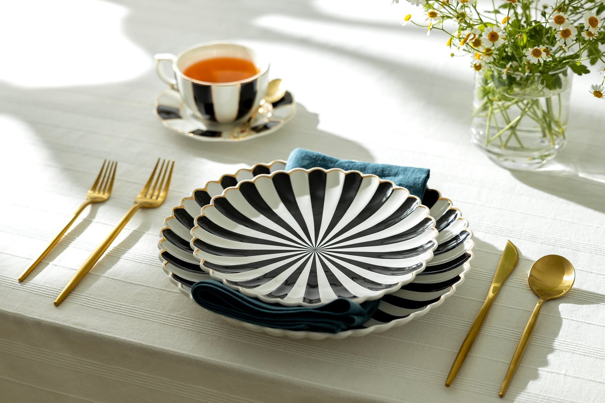 Black and White Scallop Fine Porcelain Tea Set