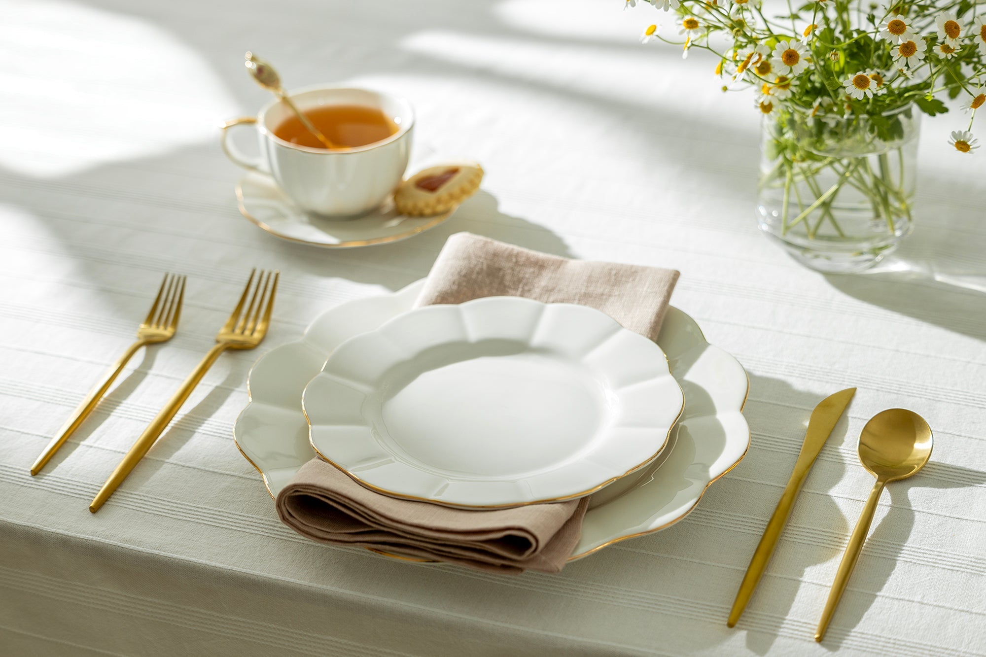 White Gold Scallop Fine Porcelain Dessert/Dinner Plate