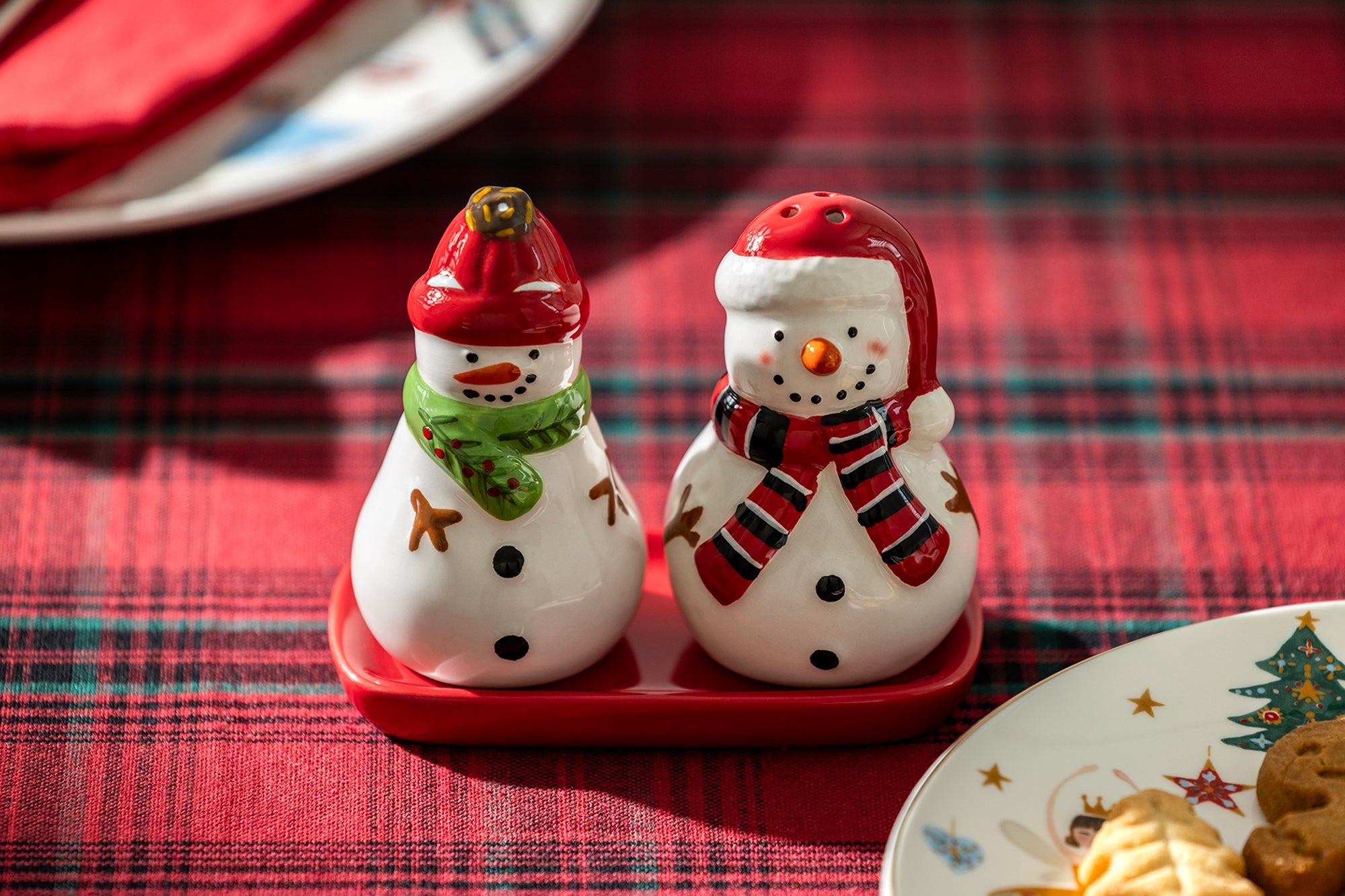 Gift Boxed Snowmen Figurine Salt and Pepper Shaker Set