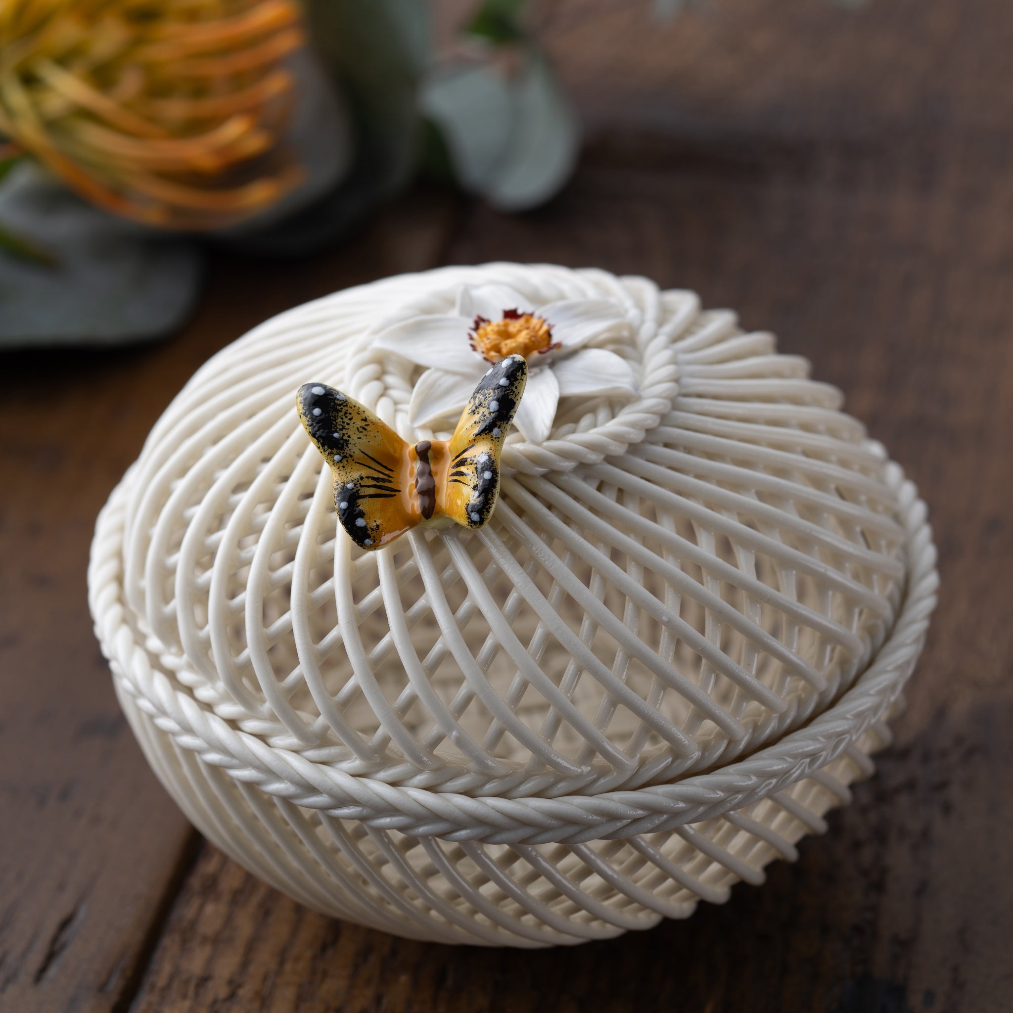 Belleek Classic Flowers of the Month December - Narcissus