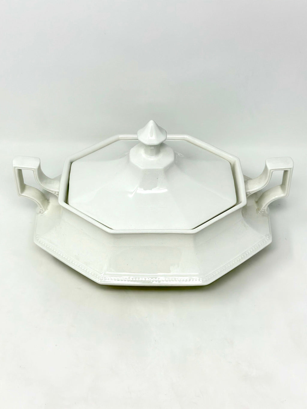 JOHNSON BROTHERS HERITAGE WHITE COVERED VEGETABLE DISH