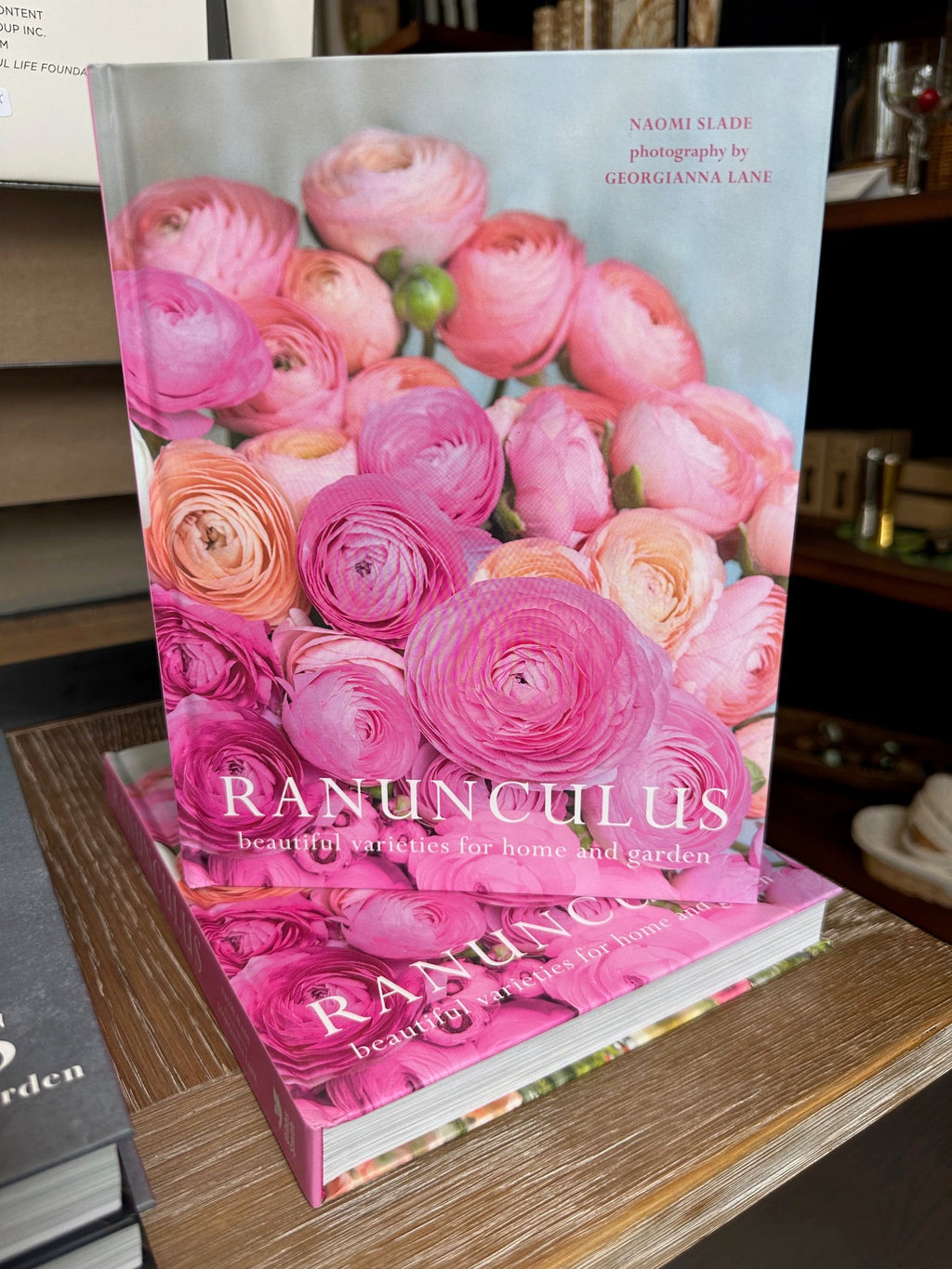 Ranunculus Hardcover Book: Beautiful varieties for home and garden