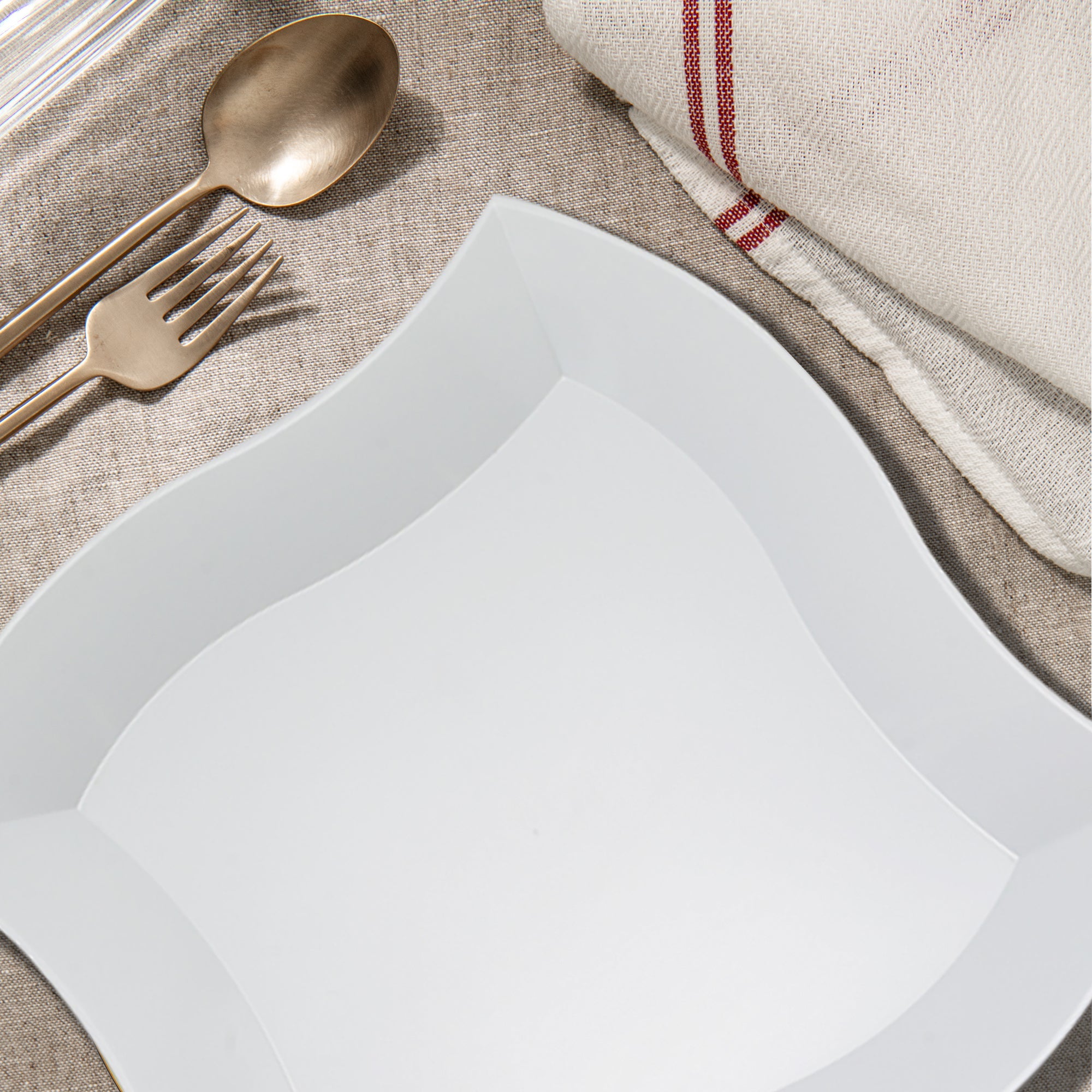 White Wave Plastic Dinner Plates (10")