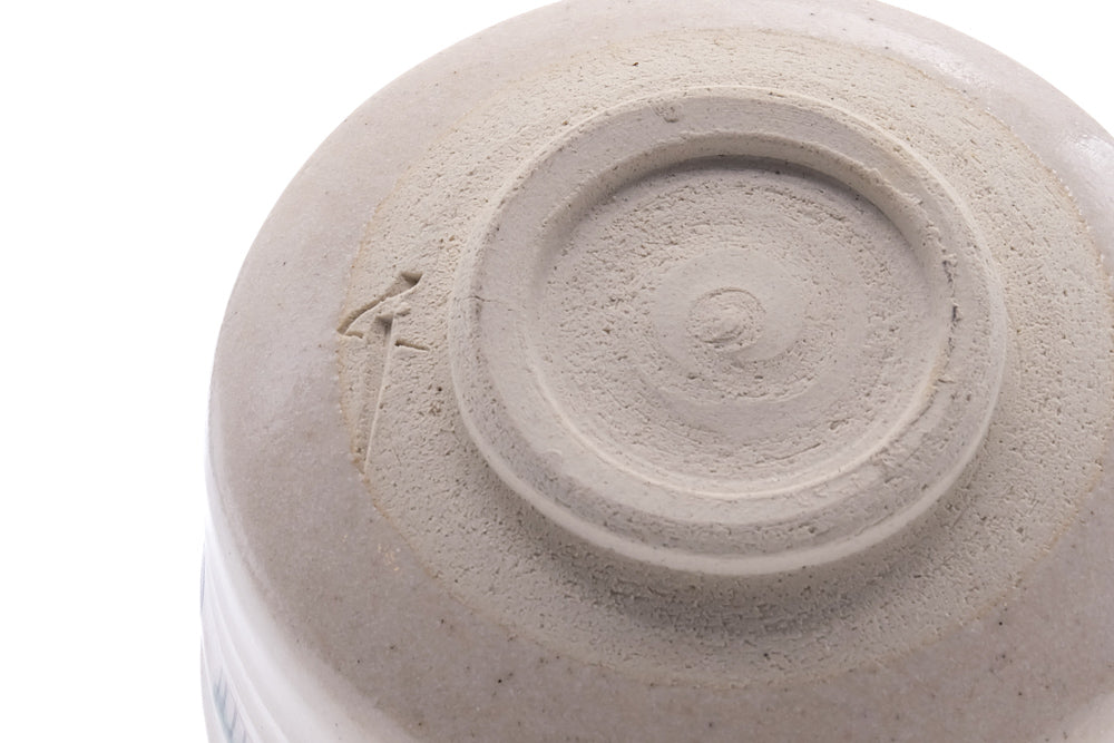 Japanese Matcha Bowl - 赤膚山 Akiyama Kiln - Decorated Akahada-yaki Chawan - 490ml