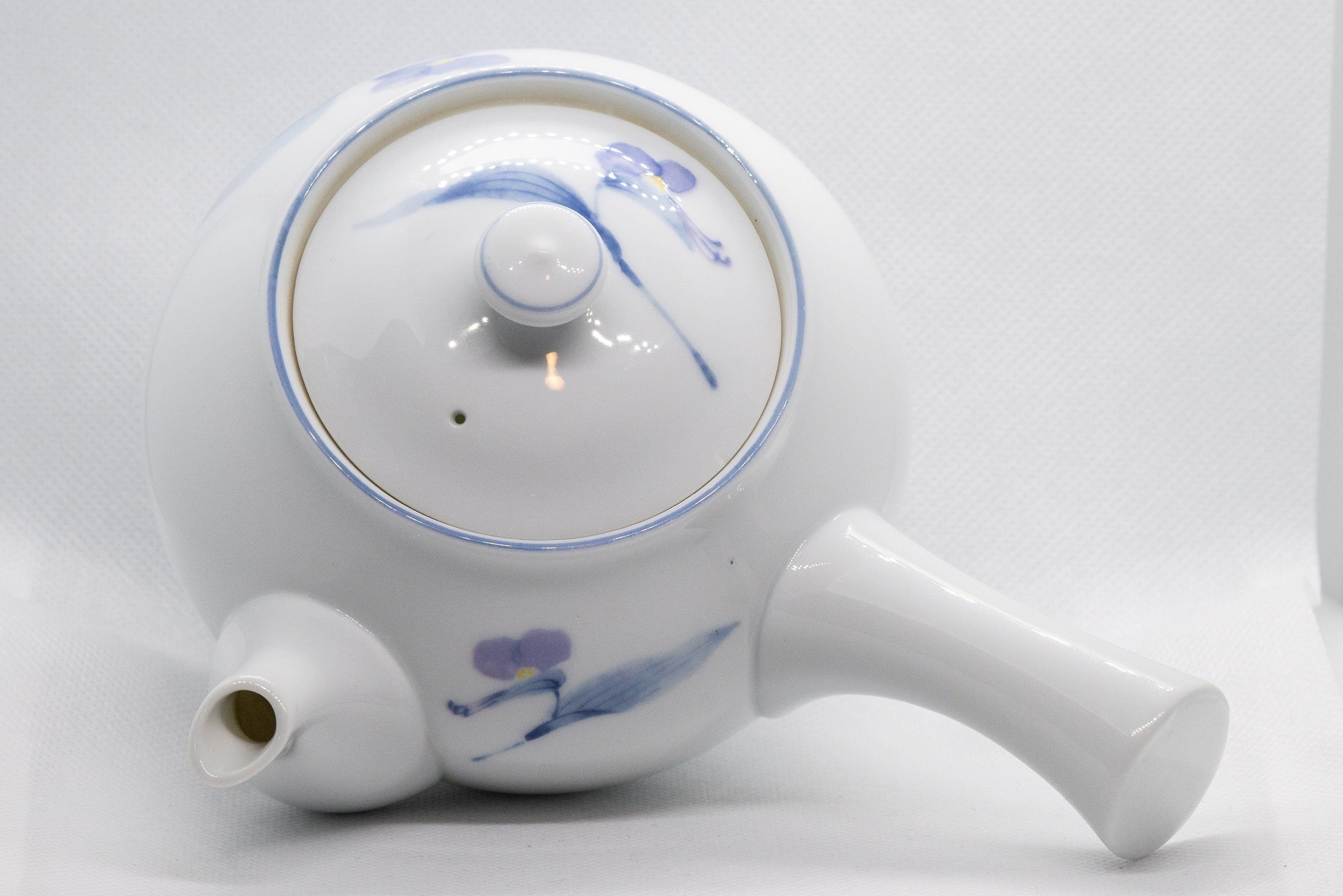 Japanese Kyusu - White Arita-yaki Porcelain Teapot with Blue Orchid decorations - 475ml