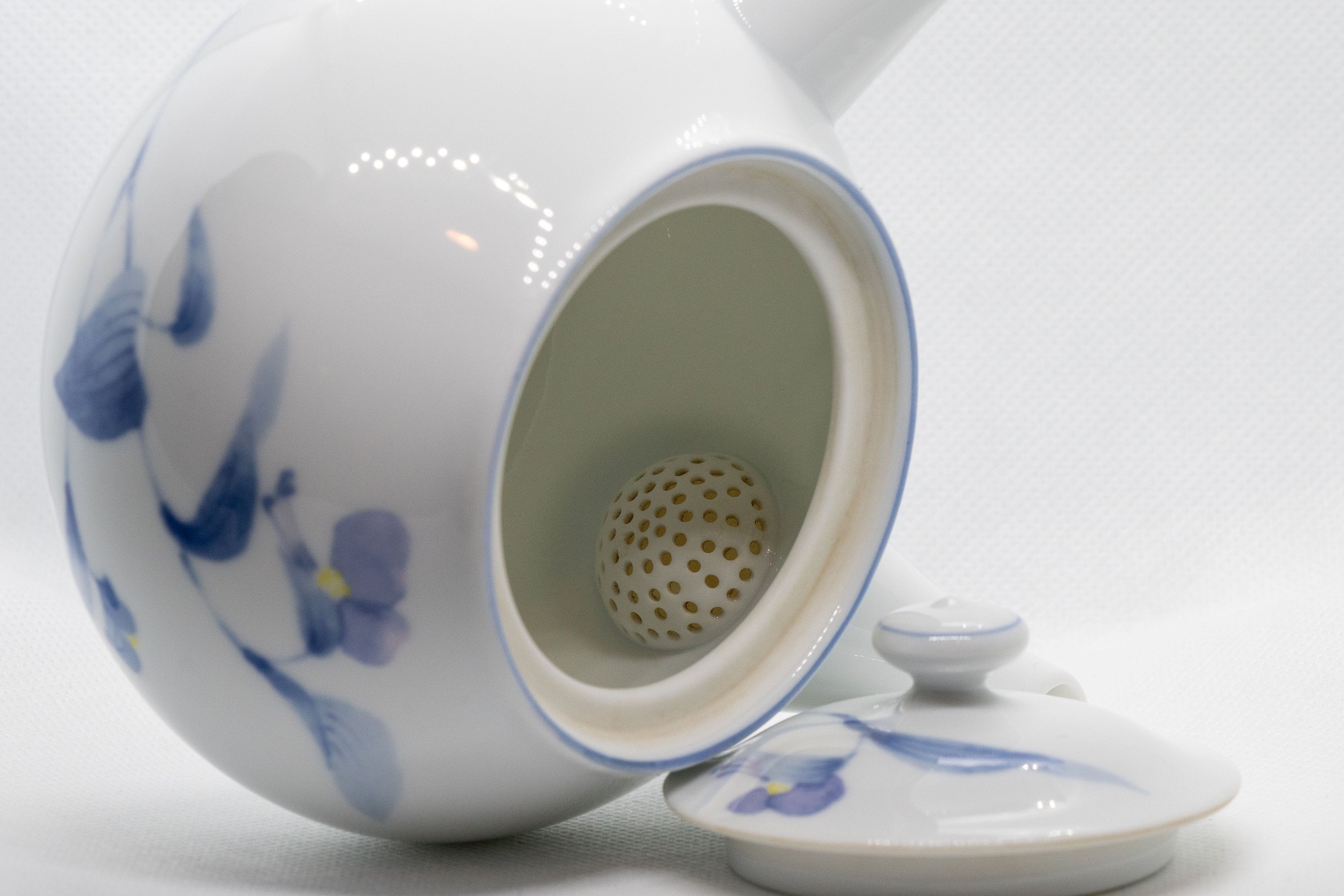 Japanese Kyusu - White Arita-yaki Porcelain Teapot with Blue Orchid decorations - 475ml