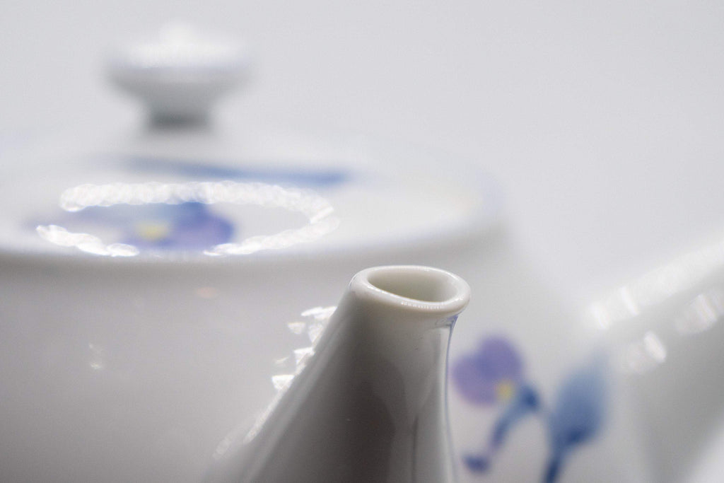 Japanese Kyusu - White Arita-yaki Porcelain Teapot with Blue Orchid decorations - 475ml