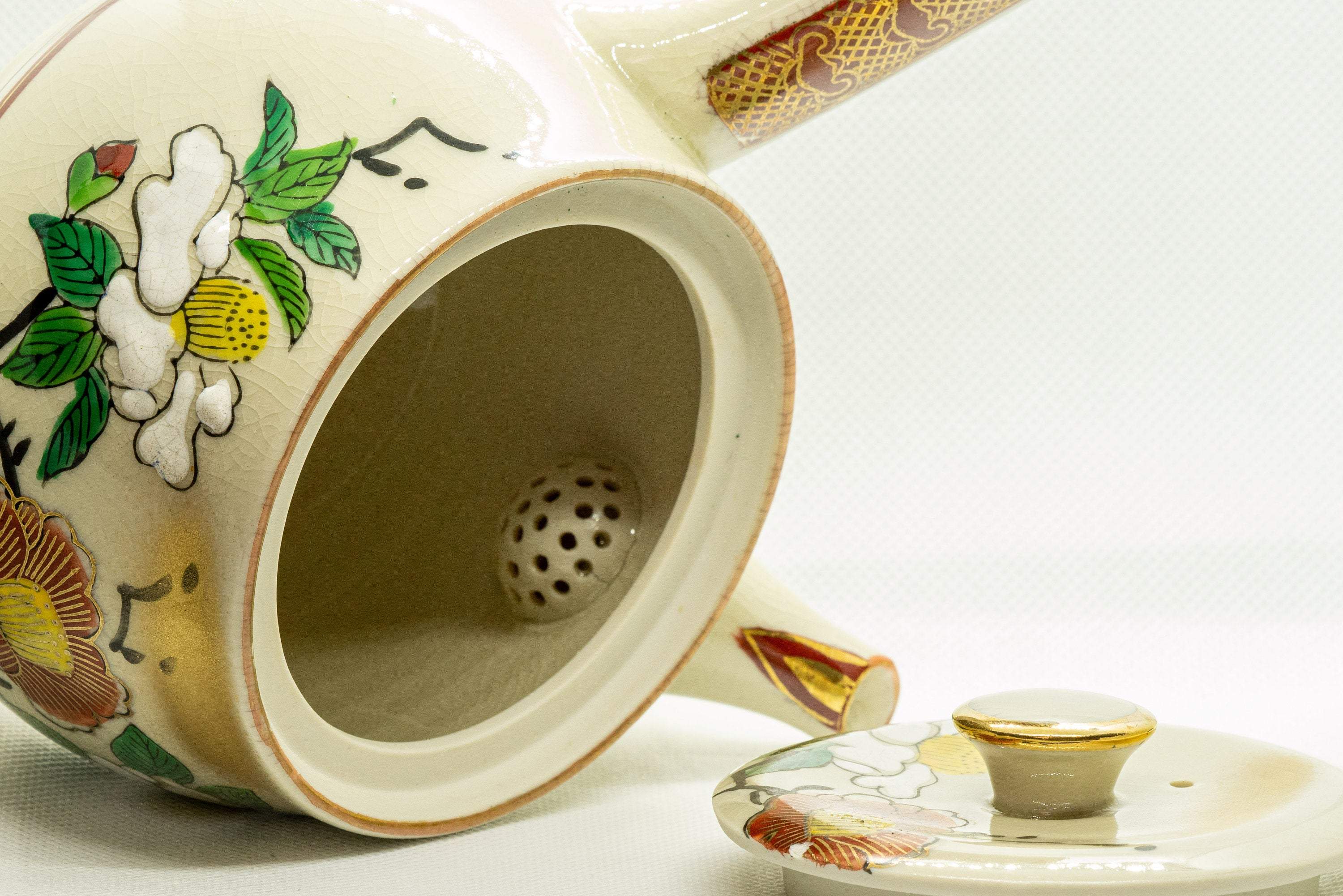 Japanese Kyusu - Camellias Kutani-yaki Debeso Teapot - 550ml