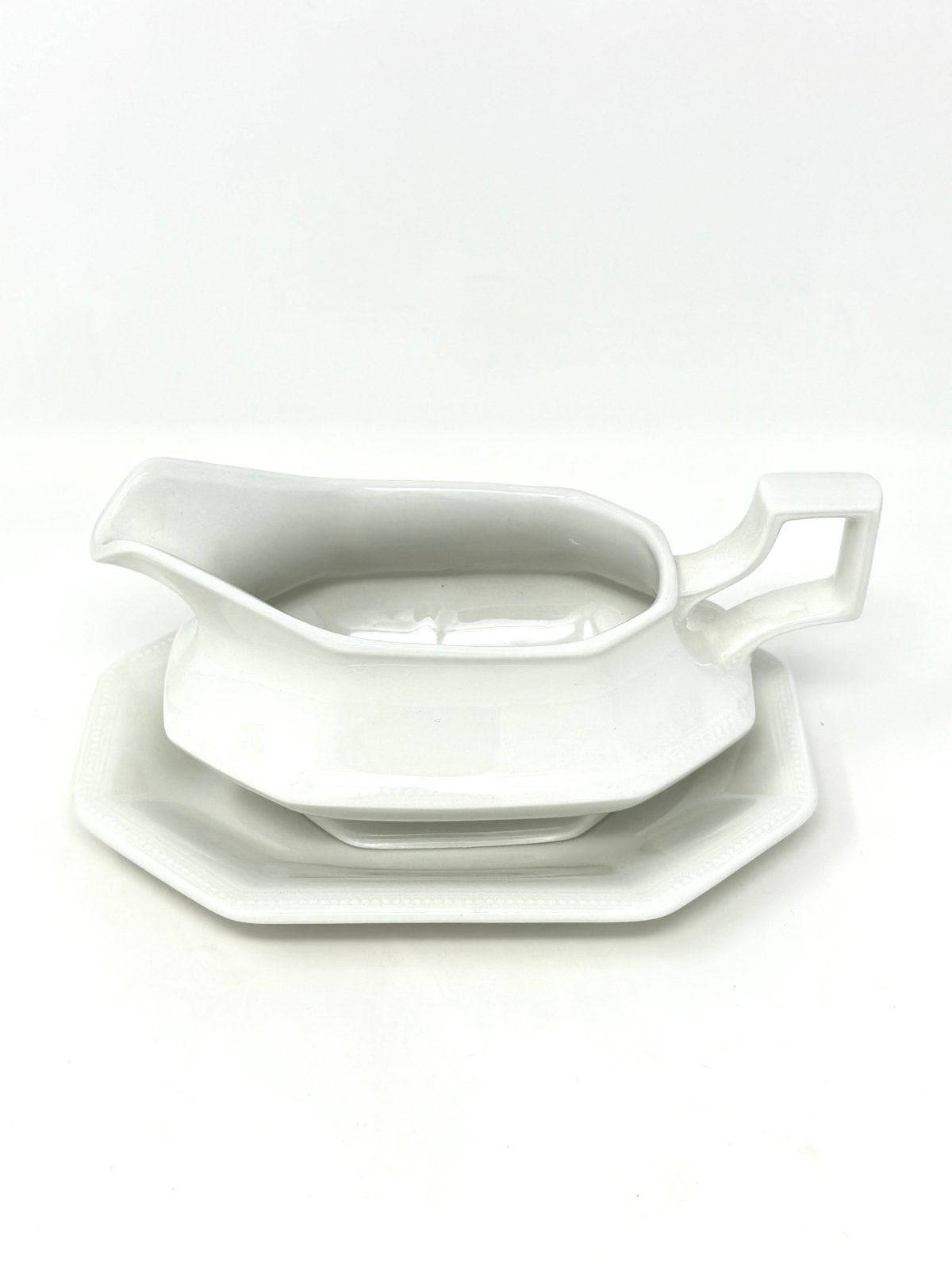 JOHNSON BROTHERS HERITAGE WHITE GRAVY BOAT & STAND