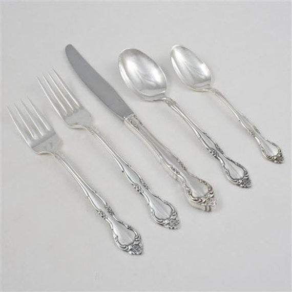 Oneida Affection Flatware - 5 Piece Place Setting
