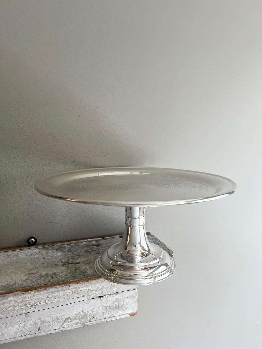 Hôtel Silver Vintage 14" Pedestal Cake Stand with Engine Turned Tray