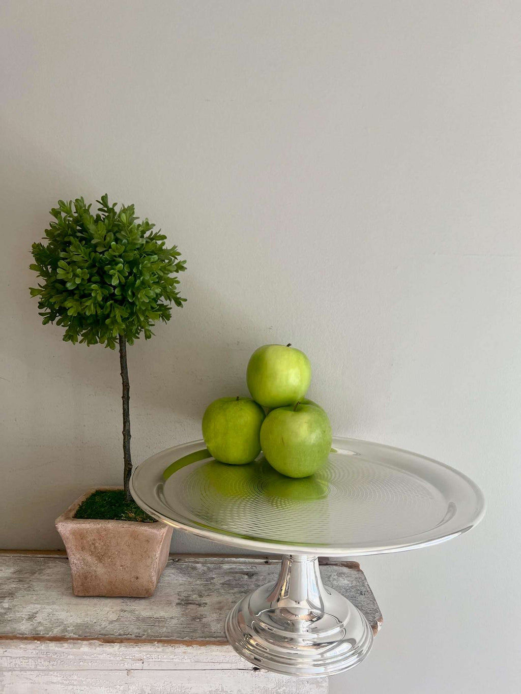 Hôtel Silver Vintage 14" Pedestal Cake Stand with Engine Turned Tray